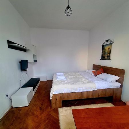 Mural Art Apartament Petrosani Ngoại thất bức ảnh